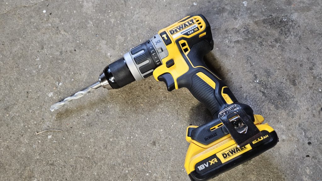 perceuse à percussion Dewalt DCD796N
